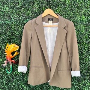 Elevate your everyday look with this designer blazer jacket!